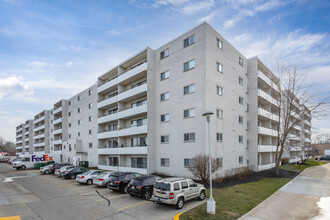 Yorktown Towers in Parma Heights, OH - Foto de edificio - Building Photo