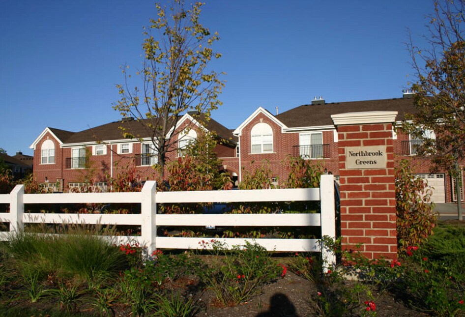 2375 Chelsea Rd in Northbrook, IL - Building Photo