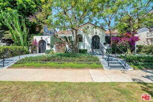 223 N Almont Dr in Beverly Hills, CA - Building Photo