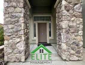 2128 Horseshoe Glen Cir in Folsom, CA - Foto de edificio - Building Photo
