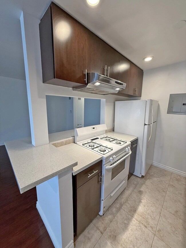 536 N Sweetzer Ave, Unit 3 in Los Angeles, CA - Foto de edificio - Building Photo