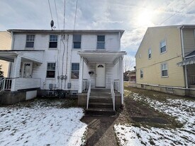 618 Farnsworth Ave in Clairton, PA - Building Photo