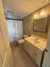 21 Via Continental in Huntington Station, NY - Building Photo - Building Photo