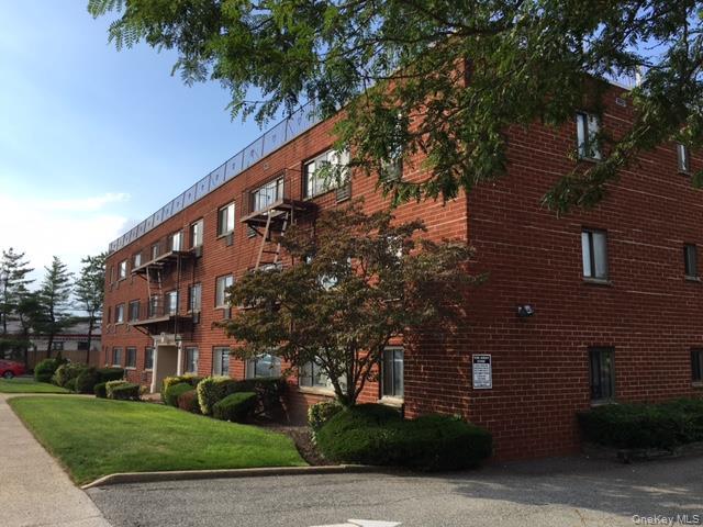 555 Merrick Rd in Rockville Centre, NY - Building Photo