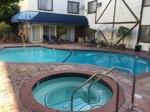 18530 Hatteras St in Los Angeles, CA - Building Photo - Building Photo