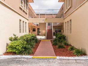 The Garden Apartments in Hollywood, FL - Building Photo - Building Photo