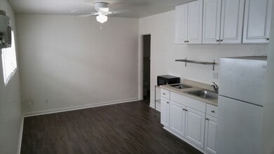 5042 W Point Loma Blvd, Unit 2 in San Diego, CA - Foto de edificio - Building Photo