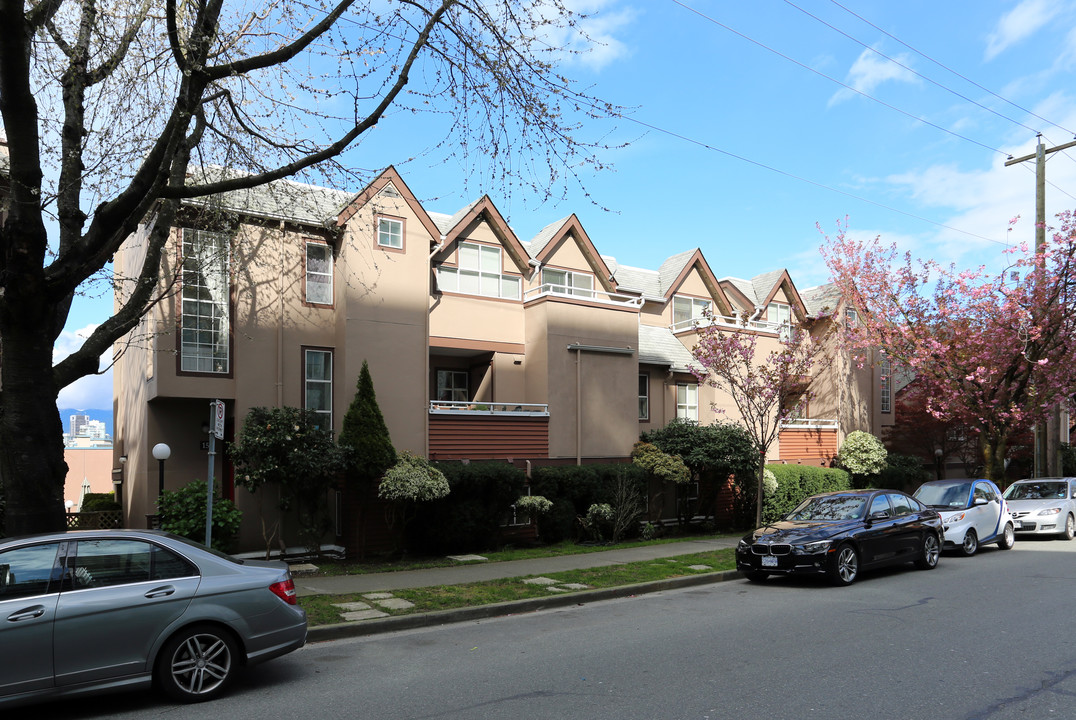 719 W 8th Ave in Vancouver, BC - Building Photo