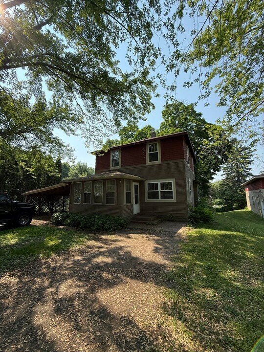 516 Crescent Rd in Center City, MN - Building Photo