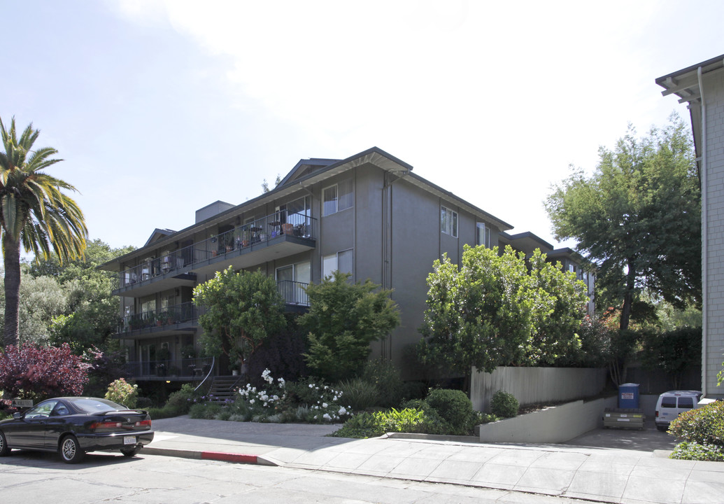 Roble Vista Apartments in Palo Alto, CA - Building Photo