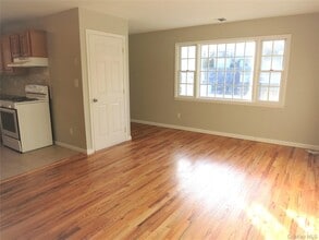 56 Linwood Rd N in Port Washington, NY - Building Photo - Building Photo