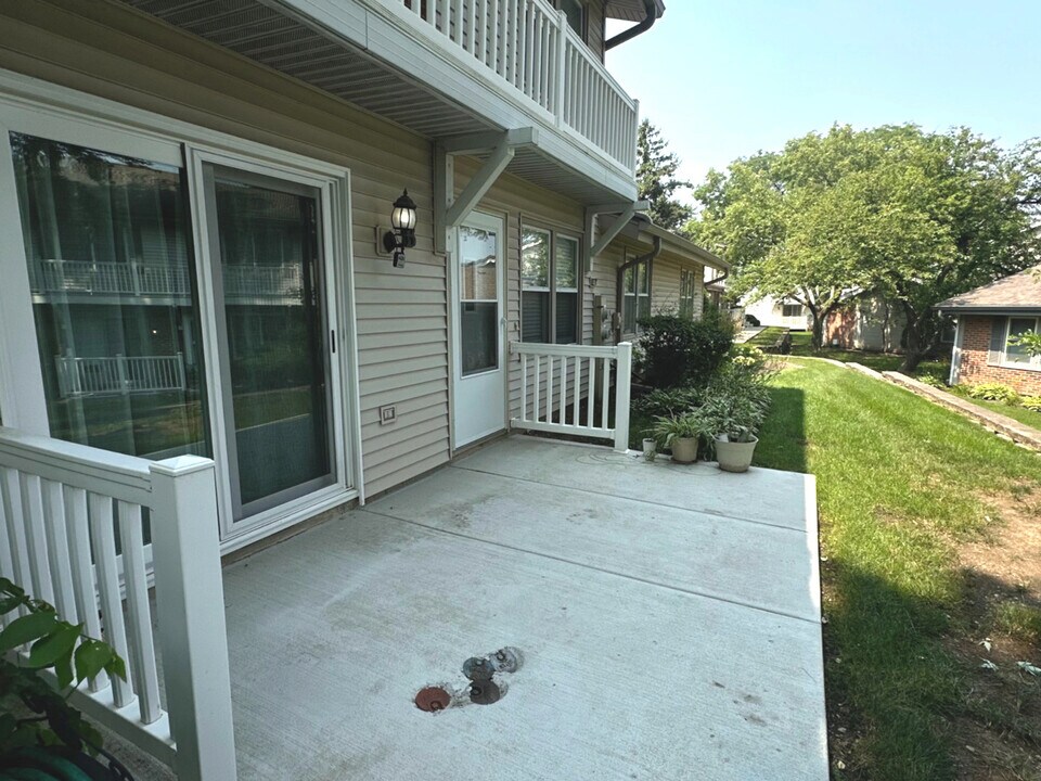 327 Georgetown Ct in Bloomingdale, IL - Building Photo