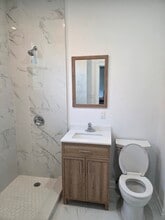 2377 32nd St, Unit 2 in Astoria, NY - Foto de edificio - Building Photo