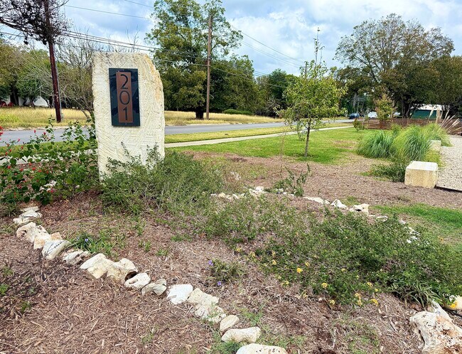 201 S Mitchell St, Unit 3 in San Marcos, TX - Foto de edificio - Building Photo