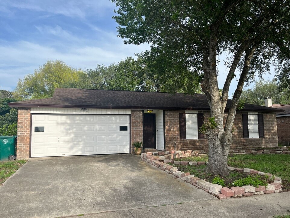 2846 Blue Grass Dr in Corpus Christi, TX - Building Photo