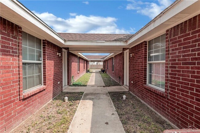 813 W Bronze Dr-Unit -2 in Pharr, TX - Foto de edificio - Building Photo