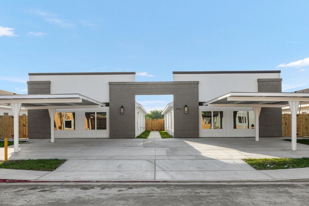 3508 S Dominique Dr, Unit #1 in Pharr, TX - Foto de edificio