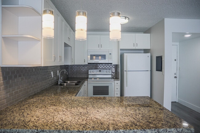 8005 Lake Dr, Unit 311 in Doral, FL - Foto de edificio - Building Photo