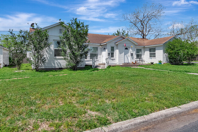 1005 Macarthur St in Victoria, TX - Building Photo - Building Photo