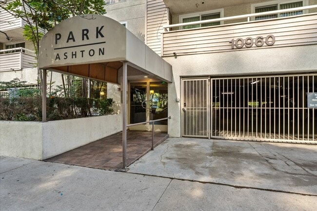 10960 Ashton Ave, Unit 204 in Los Angeles, CA - Building Photo - Building Photo