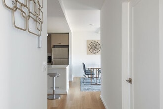 1b Marshall Dr in Hoboken, NJ - Foto de edificio - Building Photo