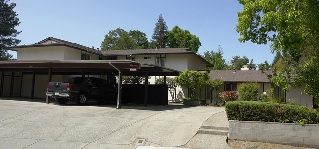 2069 Camel Ln in Walnut Creek, CA - Foto de edificio - Building Photo