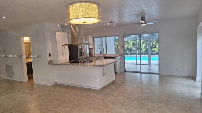 1575 NE 38th St in Oakland Park, FL - Building Photo - Building Photo