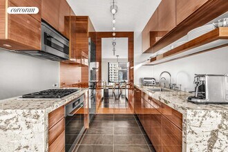 200 E 61st St in New York, NY - Building Photo - Building Photo
