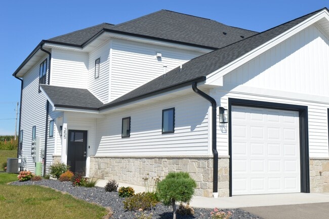 255 NW 3rd Ave, Unit 255 in Monroe, WI - Foto de edificio - Building Photo