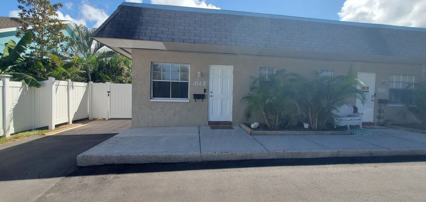 1043 Milwaukee Ave in Dunedin, FL - Building Photo
