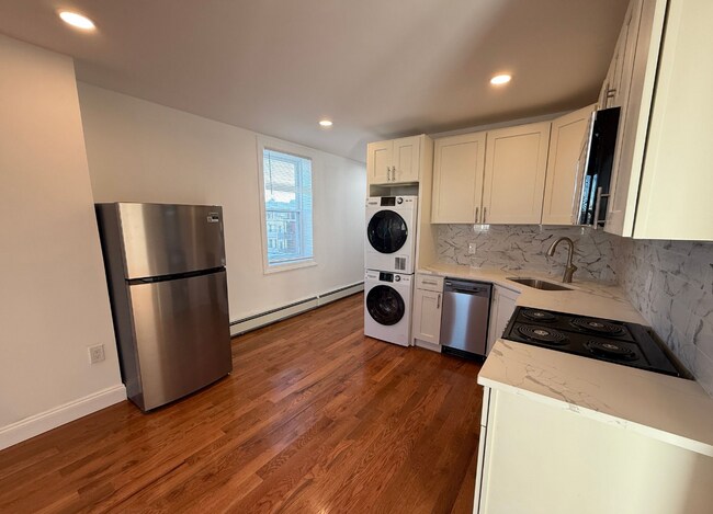 113 Orleans St, Unit 7 in Boston, MA - Foto de edificio - Building Photo
