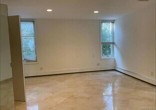 12 Chadwick Rd in Great Neck, NY - Building Photo - Building Photo