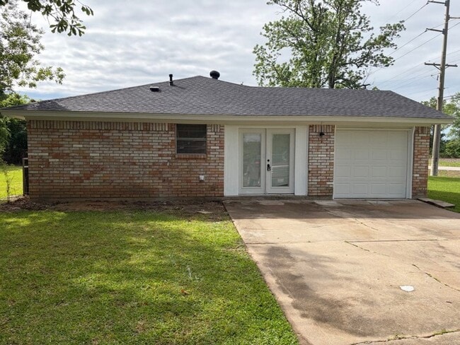 5890 Helbig Rd in Beaumont, TX - Foto de edificio - Building Photo