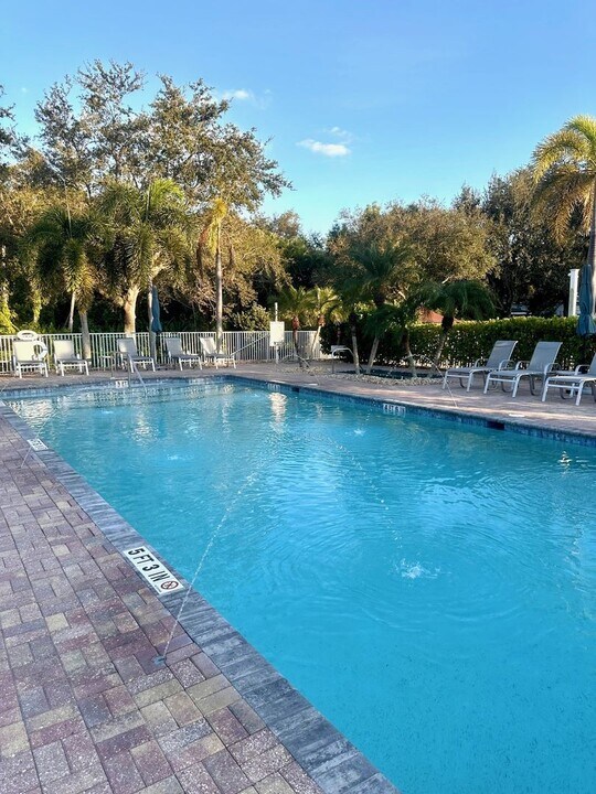 4420 Botanical Pl Cir in Naples, FL - Foto de edificio