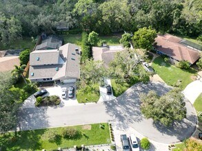 423 Whispering Oaks Ct in Sarasota, FL - Building Photo - Building Photo