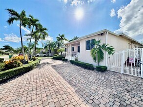 8000 SW 17th Terrace in Miami, FL - Building Photo - Building Photo