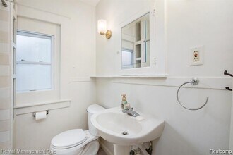 838 Pinecrest Dr in Ferndale, MI - Building Photo - Building Photo