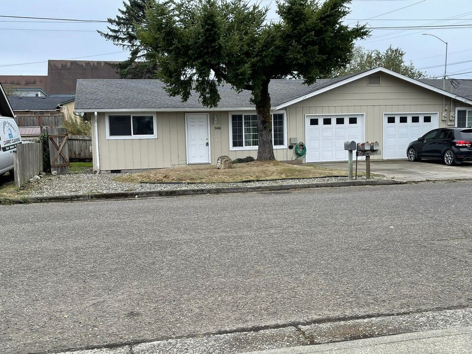 3410-3420 Spruce St in North Bend, OR - Building Photo