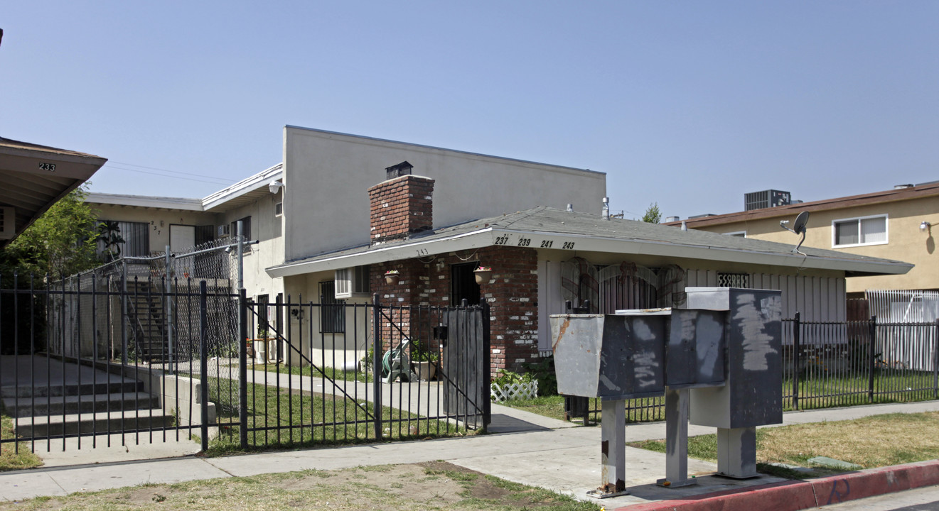 233-243 W Jackson St in Rialto, CA - Building Photo