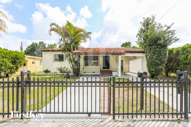 1078 NE 157th St in North Miami Beach, FL - Building Photo - Building Photo