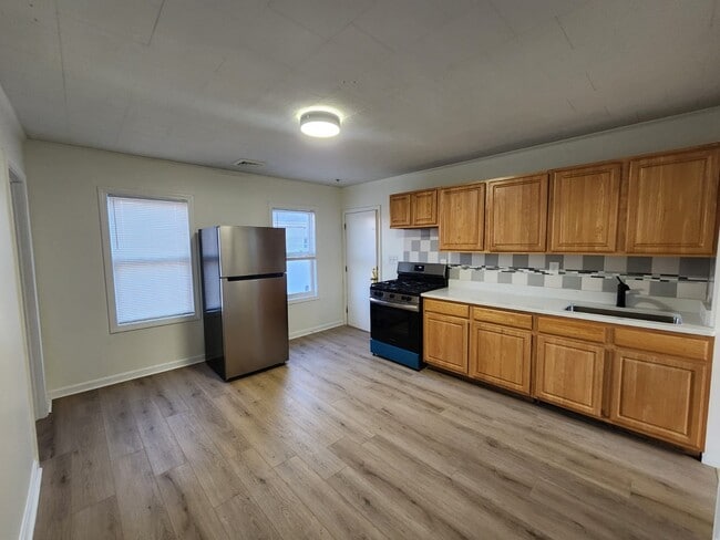 74 Fulton St, Unit 3W in Fall River, MA - Foto de edificio - Building Photo