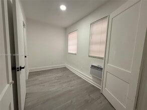 1560 SW 5th St, Unit 10 in Miami, FL - Foto de edificio - Building Photo