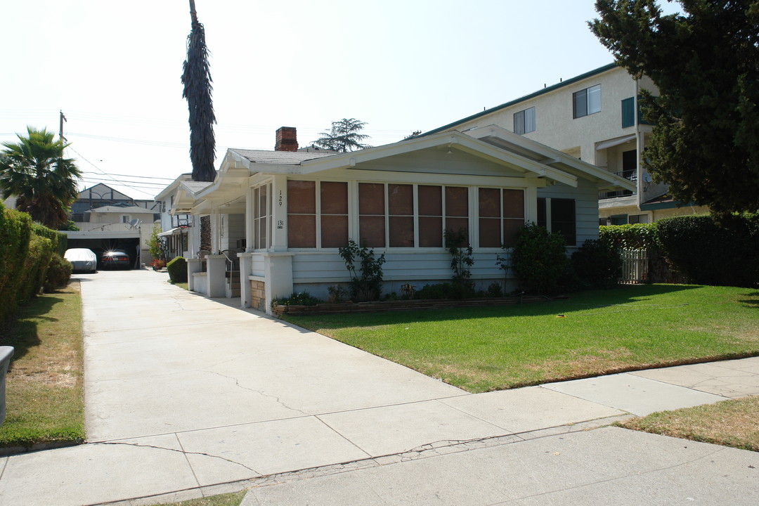 129-131 Parkwood Ave in Pasadena, CA - Building Photo