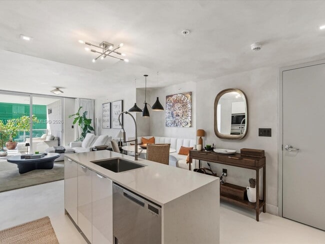 9521 E Bay Harbor Dr in Bay Harbor Islands, FL - Foto de edificio - Building Photo