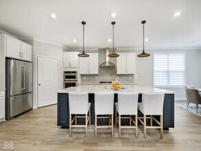 14755 Legacy Oaks Dr in Carmel, IN - Foto de edificio - Building Photo