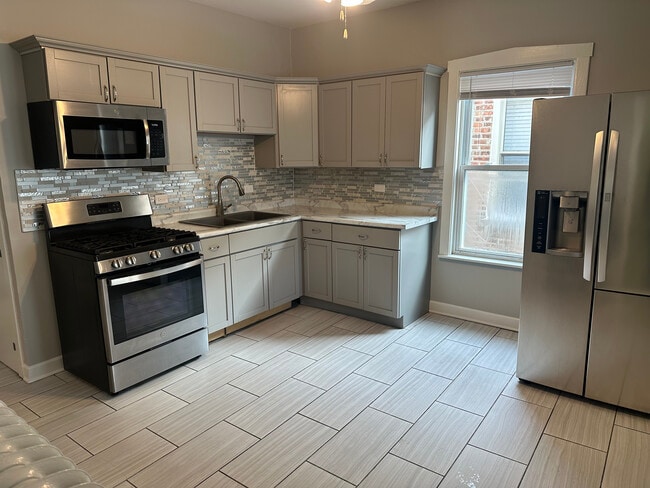 2536 N Austin Ave, Unit 2 in Chicago, IL - Foto de edificio - Building Photo