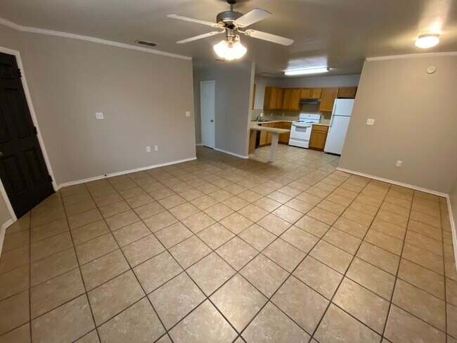 527 N Brentwood Ave, Unit A in Lubbock, TX - Foto de edificio - Building Photo