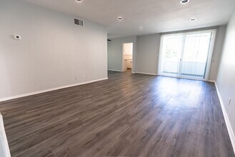 5302c in Agoura Hills, CA - Building Photo - Interior Photo