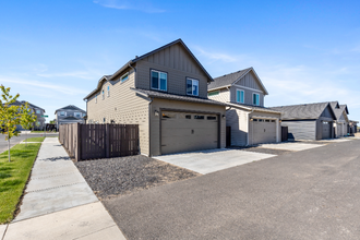 2523 NW Spruce Pl in Redmond, OR - Building Photo - Building Photo