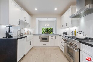 1666 Michael Ln in Los Angeles, CA - Building Photo